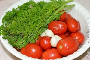 помидоры, маринованные с морковной ботвой