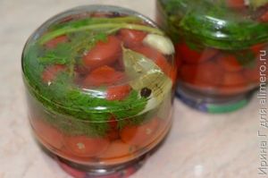 помидоры, маринованные с морковной ботвой
