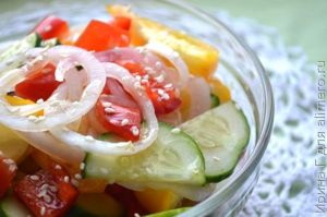 салат с кунжутом и базиликовым маслом