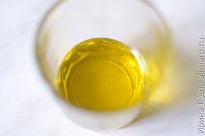салат с кунжутом и базиликовым маслом
