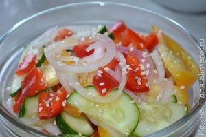 салат с кунжутом и базиликовым маслом