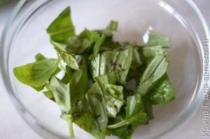 салат с кунжутом и базиликовым маслом