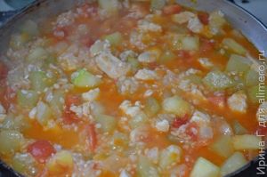 кабачок с рисом, овощами и куриным филе