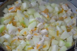кабачок с рисом, овощами и куриным филе
