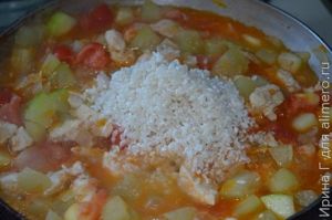 кабачок с рисом, овощами и куриным филе