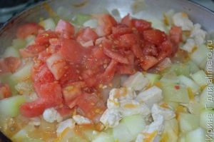 кабачок с рисом, овощами и куриным филе