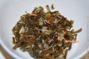 салат из морской капусты с луком и яйцом