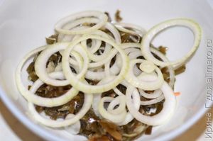 салат из морской капусты с луком и яйцом