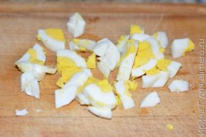 салат из морской капусты с луком и яйцом