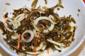 салат из морской капусты с луком и яйцом