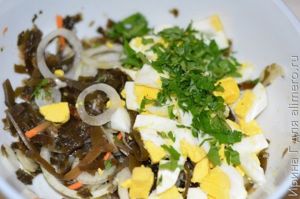 салат из морской капусты с луком и яйцом