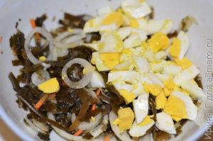 салат из морской капусты с луком и яйцом