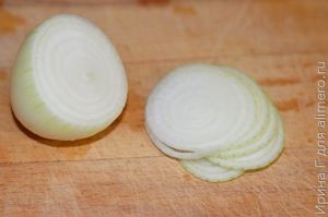 салат из морской капусты с луком и яйцом
