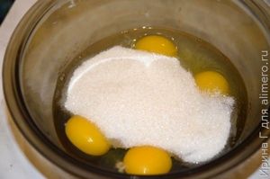 шарлотка с яблоками на яйцах