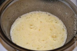 шарлотка с яблоками на яйцах