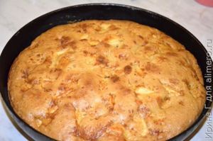 шарлотка с яблоками на яйцах