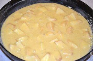 шарлотка с яблоками на яйцах