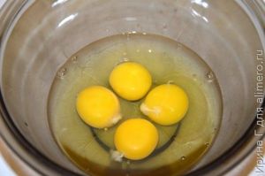 шарлотка с яблоками на яйцах
