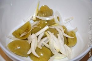 салат с маринованными зелеными помидорами и маслинами