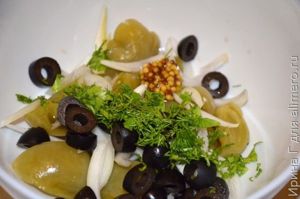 салат с маринованными зелеными помидорами и маслинами