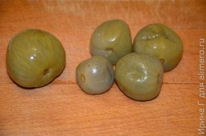 салат с маринованными зелеными помидорами и маслинами