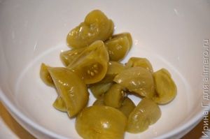 салат с маринованными зелеными помидорами и маслинами