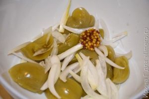 салат с маринованными зелеными помидорами и маслинами