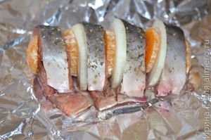 горбуша запеченная с мандарином и луком