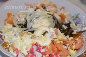 салат из морской капусты с помидорами