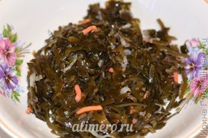 салат из морской капусты с помидорами