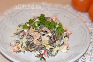 салат из морской капусты с помидорами