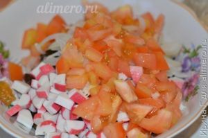 салат из морской капусты с помидорами