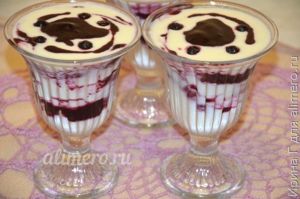десерт из йогурта с черникой