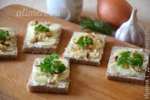 бутерброды с маслом и чесноком