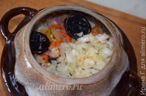 капуста с мясом тушеная в горшочке