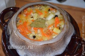 капуста с мясом тушеная в горшочке