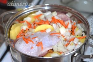 курица тушеная с овощами и лисичками