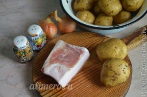 картофель запеченный на углях с салом