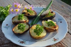 картофель запеченный на углях с салом