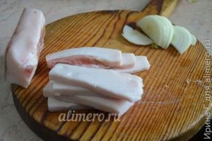 картофель запеченный на углях с салом