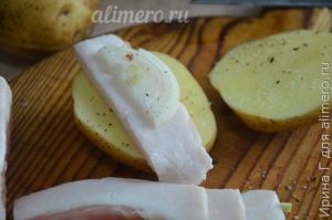 картофель запеченный на углях с салом