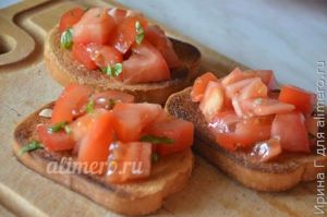 брускетта с помидорами и базиликом