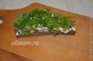 бутерброды с курицей и кресс-салатом