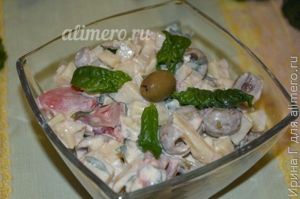 картофельный салат с помидором и оливками