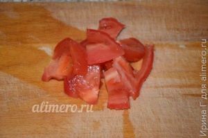 картофельный салат с помидором и оливками