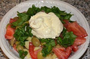 картофельный салат с помидором и оливками