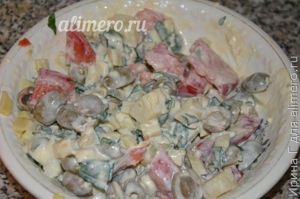 картофельный салат с помидором и оливками