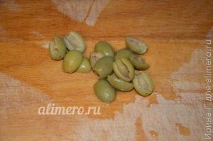 картофельный салат с помидором и оливками