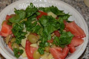 картофельный салат с помидором и оливками