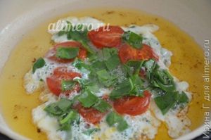 белковый омлет с помидорами и шпинатом